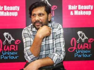 को हुन् कपाल काटेरै सेलिब्रेटि जिवन जिउँदै गरेका जुरी पार्लरका सञ्चालक ‘जुरी’ ? को हुन् कपाल काटेरै सेलिब्रेटि जिवन जिउँदै गरेका जुरी पार्लरका सञ्चालक ‘जुरी’ ?