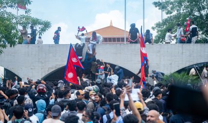 संसद् भवनभित्र यसरी छिरे प्रदर्शनकारी (फाेटाे)