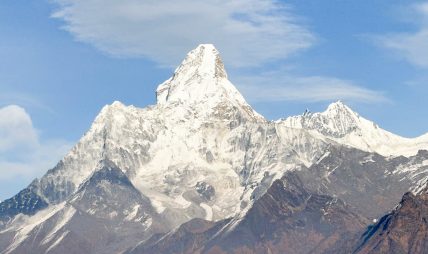 सोलुखुम्बुको स्यङ्बोछे बाट देखिने हिमाल र खुम्जुङ गाउँ (फोटोफिचर)