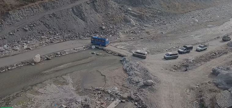 बिपी राजमार्गमा जोखिमपूर्ण यात्रा : रोशी खोलाको अस्थायी कच्ची सडकले बढायो दुर्घटनाको जोखिम