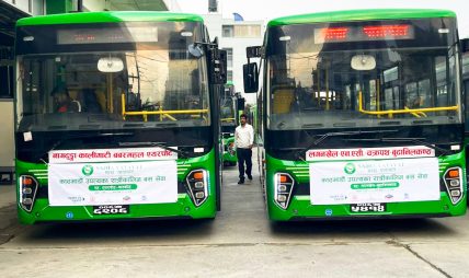 साझा यातायातले काठमाडौं उपत्यकामा आजदेखि रात्रिकालीन बससेवा सञ्चालन गर्दै साझा यातायातले काठमाडौं उपत्यकामा आजदेखि रात्रिकालीन बससेवा सञ्चालन गर्दै