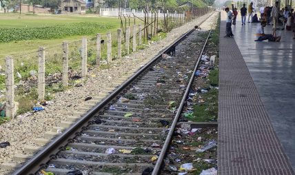 नेपालको एक मात्र रेल्वे अस्तव्यस्त (तस्विरहरु) नेपालको एक मात्र रेल्वे अस्तव्यस्त (तस्विरहरु)