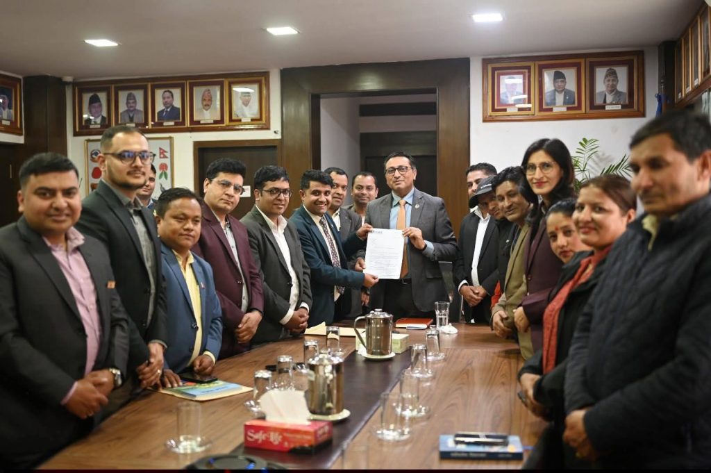 इमानसँग अर्थमन्त्री: सञ्चार क्षेत्रसँग सहकार्य गरेर आर्थिक नीति अघि बढाइने