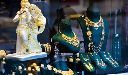 ८०० रुपैयाँले घट्यो सुनको मूल्य