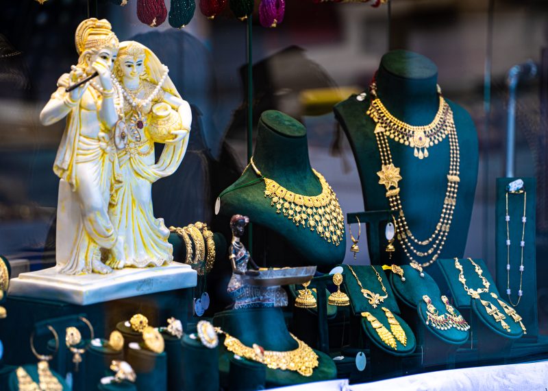 ८०० रुपैयाँले घट्यो सुनको मूल्य