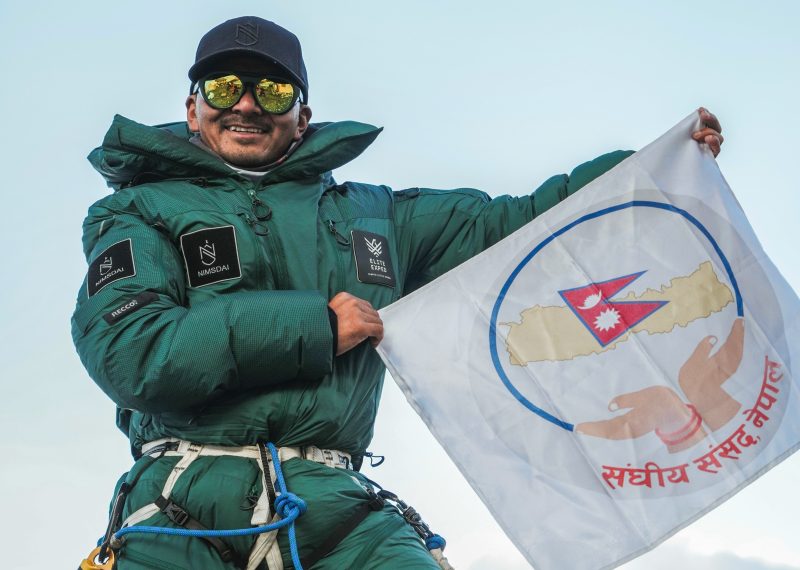 सगरमाथा शिखरमा संघीय संसदको झन्डा फहराएर फर्किए सांसद मिङ्मा ग्याबु शेर्पा