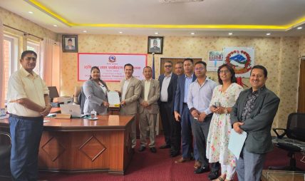 इप्पानले भेट्यो वनमन्त्री : निकुञ्जले रोकेका जलविद्युत आयोजनाको काम सुरु गराउन ध्यानाकर्षण