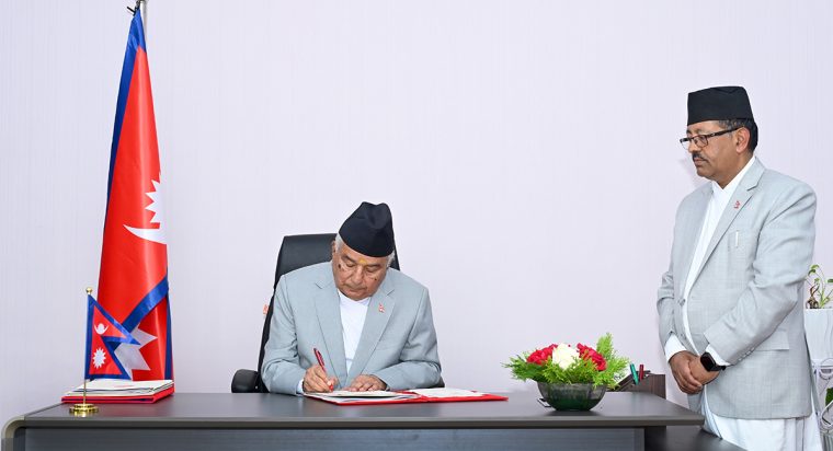 राष्ट्रपतिले अध्यादेश जारी गरेसँगै एकैपटक १,५९४ जना पदाधिकारीहरू पदमुक्त हुने