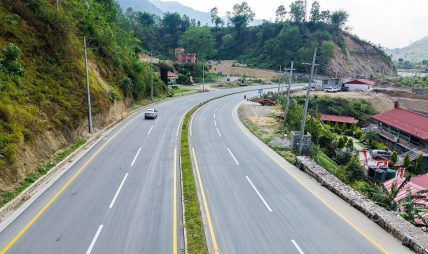 सबै स्थानीय तहमा १२ महिनै चल्ने गरी सडक पुर्याइने सबै स्थानीय तहमा १२ महिनै चल्ने गरी सडक पुर्याइने