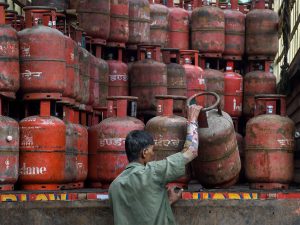 आजबाट नियमित डिपोहरूबाटै ग्यास बिक्री हुने, आफैं बेच्ने प्रक्रियाबाट पछि हट्यो आयल निगम आजबाट नियमित डिपोहरूबाटै ग्यास बिक्री हुने, आफैं बेच्ने प्रक्रियाबाट पछि हट्यो आयल निगम