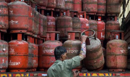 भारतमा एलपी ग्यासको मूल्य बढ्यो, नेपालमा के होला ? भारतमा एलपी ग्यासको मूल्य बढ्यो, नेपालमा के होला ?