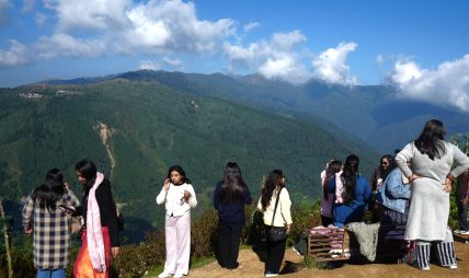  आफ्नै भूमि, अर्काको बाटो : पूर्वाधार पर्खिरहेको इलामको सिमाना डाँडा