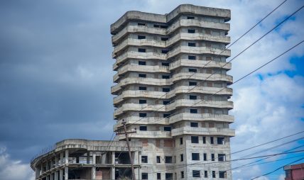 राधेराधेको खण्डहर १७ तले महल : ‘गोविन्दाको भवन’ले चिनियो तर वास्तविकता रहस्यमै राधेराधेको खण्डहर १७ तले महल : ‘गोविन्दाको भवन’ले चिनियो तर वास्तविकता रहस्यमै