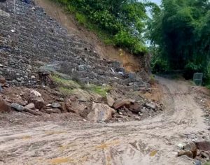मेची राजमार्ग अवरुद्ध : निरन्तर जमिन भासिँदै, मन्त्रीको निर्देशन कागजमै सीमित