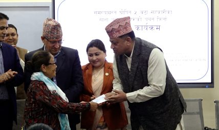 समस्याग्रस्त पाँच सहकारीका बचतकर्ताको बचत फिर्ता सुरु, पहिलो चरणमा ४२ जनाले पाए रकम समस्याग्रस्त पाँच सहकारीका बचतकर्ताको बचत फिर्ता सुरु, पहिलो चरणमा ४२ जनाले पाए रकम