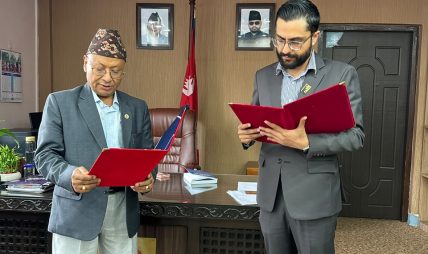 शिक्षामन्त्रीद्वारा सहिद दशरथचन्द स्वास्थ्य विज्ञान विश्वविद्यालयका नवनियुक्त उपकुलपति र रजिष्ट्रारलाई शपथ शिक्षामन्त्रीद्वारा सहिद दशरथचन्द स्वास्थ्य विज्ञान विश्वविद्यालयका नवनियुक्त उपकुलपति र रजिष्ट्रारलाई शपथ