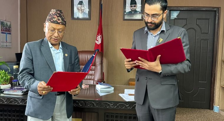 शिक्षामन्त्रीद्वारा सहिद दशरथचन्द स्वास्थ्य विज्ञान विश्वविद्यालयका नवनियुक्त उपकुलपति र रजिष्ट्रारलाई शपथ 