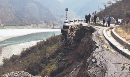 अविरल वर्षा र पहिरोले देशका प्रमुख राजमार्गहरू अवरुद्ध अविरल वर्षा र पहिरोले देशका प्रमुख राजमार्गहरू अवरुद्ध