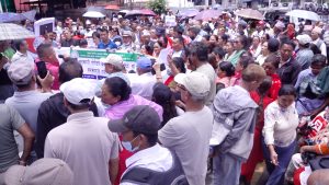 बचत फिर्ता नपाएपछि सहकारी पीडितहरु सडकमा ; ‘जीवनभरको कमाइ डुब्यो, घर न घाटको बनाए’ बचत फिर्ता नपाएपछि सहकारी पीडितहरु सडकमा ; ‘जीवनभरको कमाइ डुब्यो, घर न घाटको बनाए’
