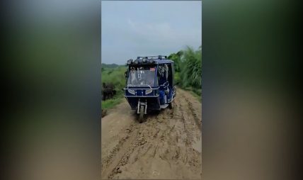 सडकको बेहाल : हिलोको पोखरी र खाल्डैखाल्डाले हिड्न सास्ती