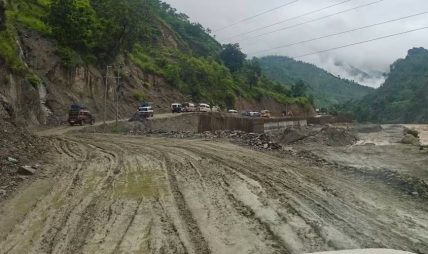बिपी राजमार्ग : अत्यधिक सवारीचाप, खराब सडक र उर्लँदो खोलाको जोखिमपूर्ण यात्रा बिपी राजमार्ग : अत्यधिक सवारीचाप, खराब सडक र उर्लँदो खोलाको जोखिमपूर्ण यात्रा