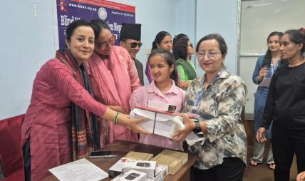 सगरमाथा लुम्बिनी इन्स्योरेन्सद्वारा नेत्रहीन विद्यार्थीलाई शैक्षिक सामग्री वितरण