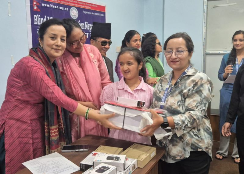 सगरमाथा लुम्बिनी इन्स्योरेन्सद्वारा नेत्रहीन विद्यार्थीलाई शैक्षिक सामग्री वितरण