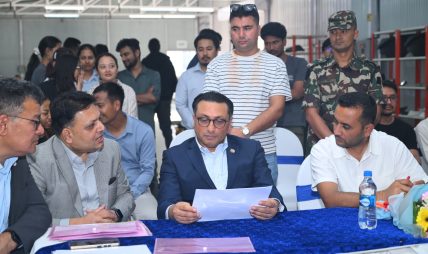 नेपालमै बनेको विद्युतीय स्कुटरको प्रवद्र्धनका लागि सरकारको साथ रहन्छ : अर्थमन्त्री